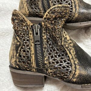 Circle G booties Ladies Size 9 Leather Made in Mexico pierced leather zip up